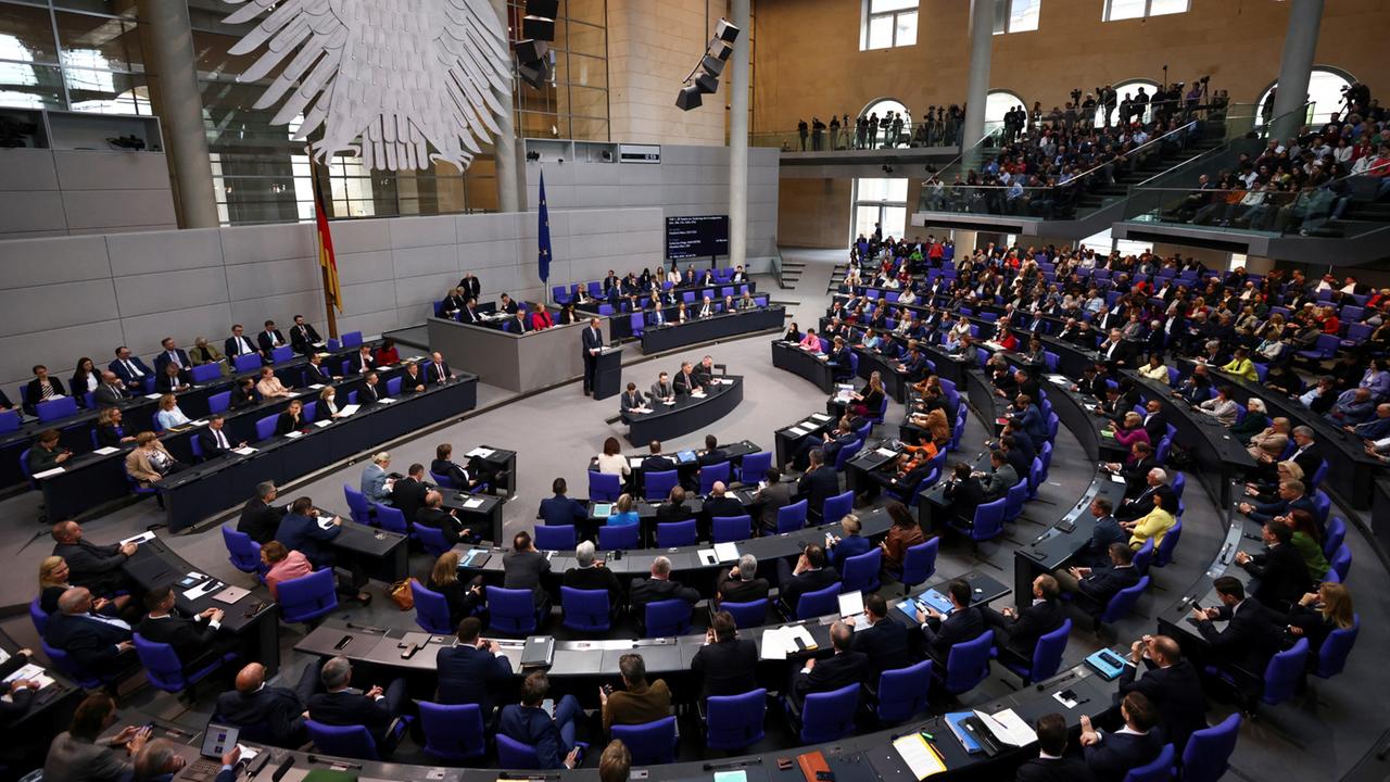 Bundestag berät Finanzpaket: Angebot, Ablehung und Vorwürfe